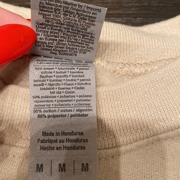 Gildan Women’s Feyonce Medium Cream Sweatshirt - Picture 5 of 6